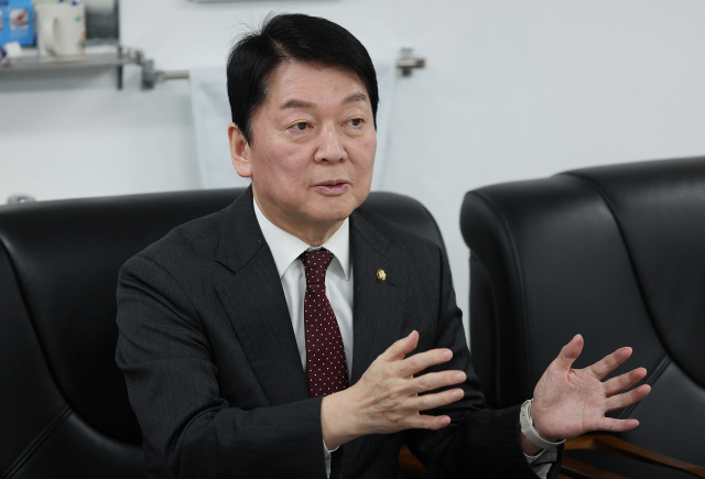 안철수 국민의힘 의원. 사진은 지난 12일 대구 중구 계명대학교 대구동산병원을 방문해 정우진 병원장과 대화를 나누는 모습. 연합뉴스.